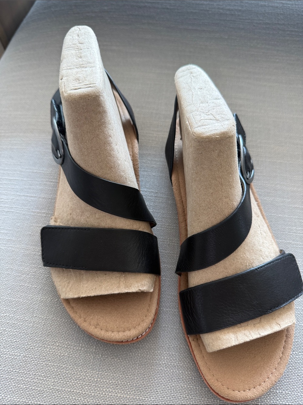 Aetrex TAMARA asymmetrical quarter strap sandals. Black.Size 7.5